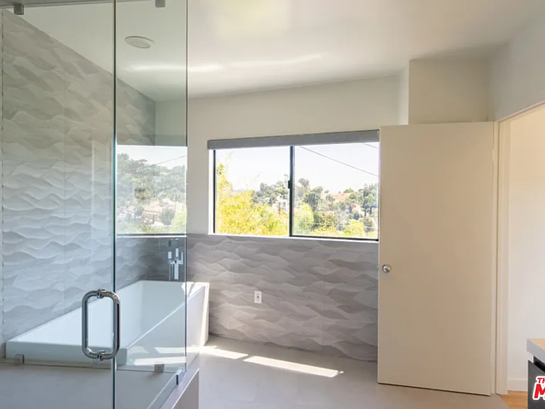 2216 Bancroft Ave — Photo 27