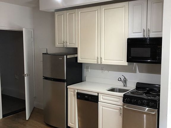 4th image of 141 W 10th St APT 2