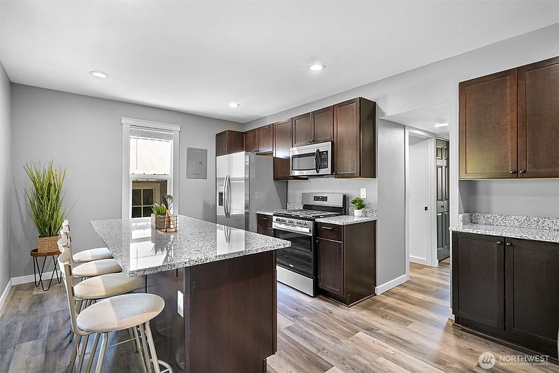 4th image of 230 Vancouver Street