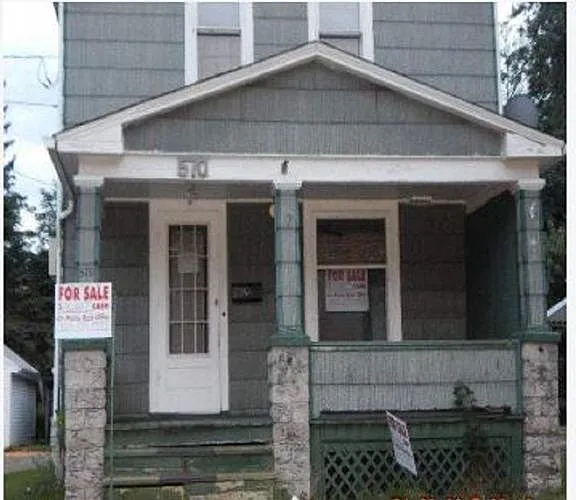 570 Forest St NE photo 1