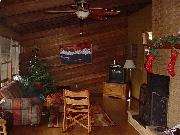 Vaulted Ceilings w/Fireplace