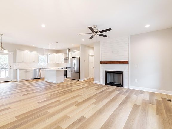 4th image of 1933 Bear Creek Rd