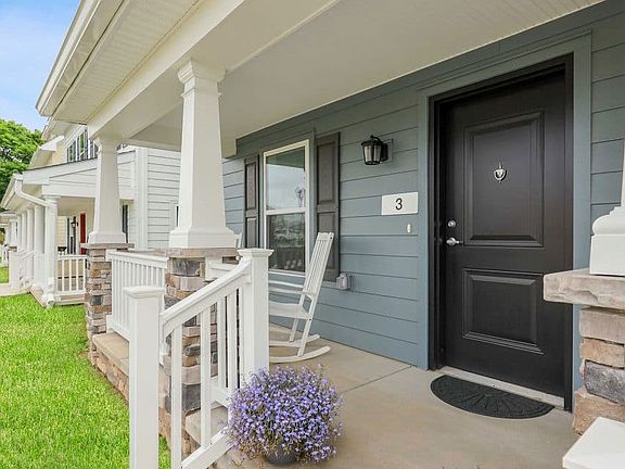 4th image of 120 Community Dr #55a964005