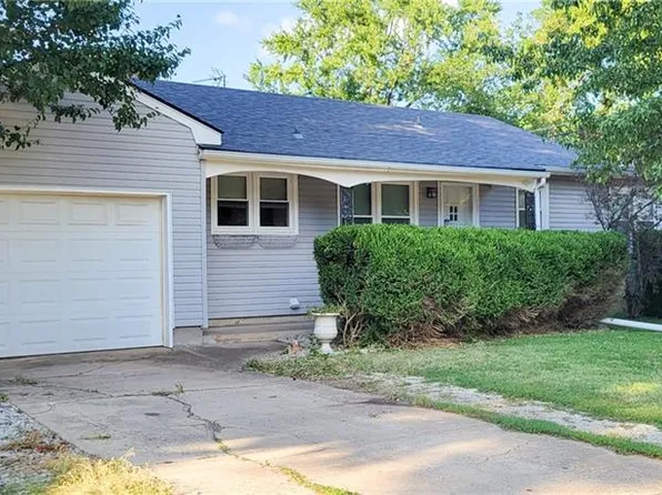 409 E 15th St, Ottawa, KS 66067
