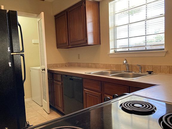 3rd image of 3100 Devonshire Dr APT 106