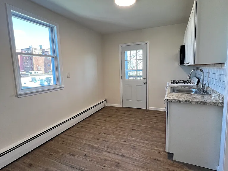 618 Broadway #4 — Photo 3