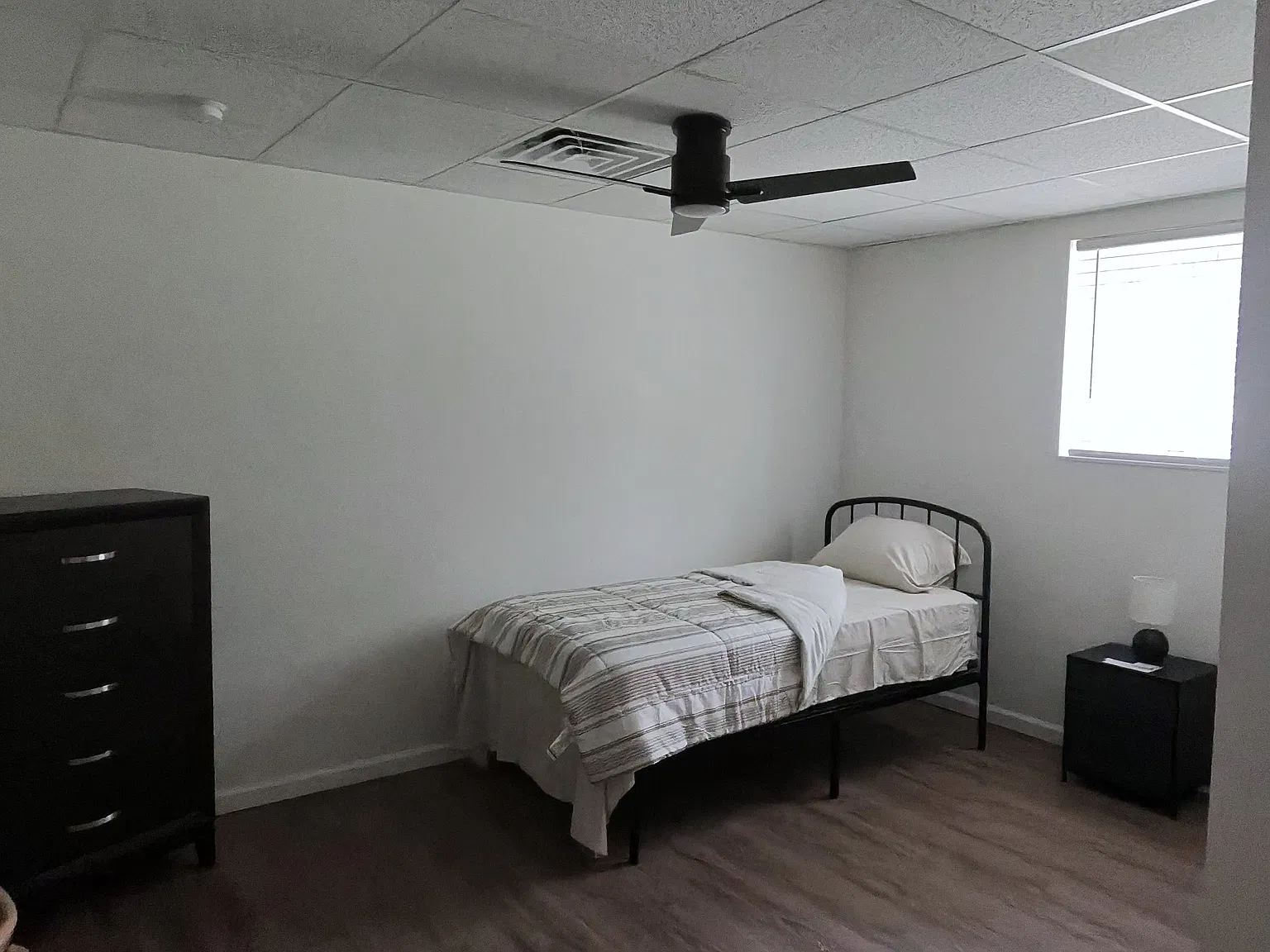 5 bed, 2400 sqft, $2,500 — Photo 3