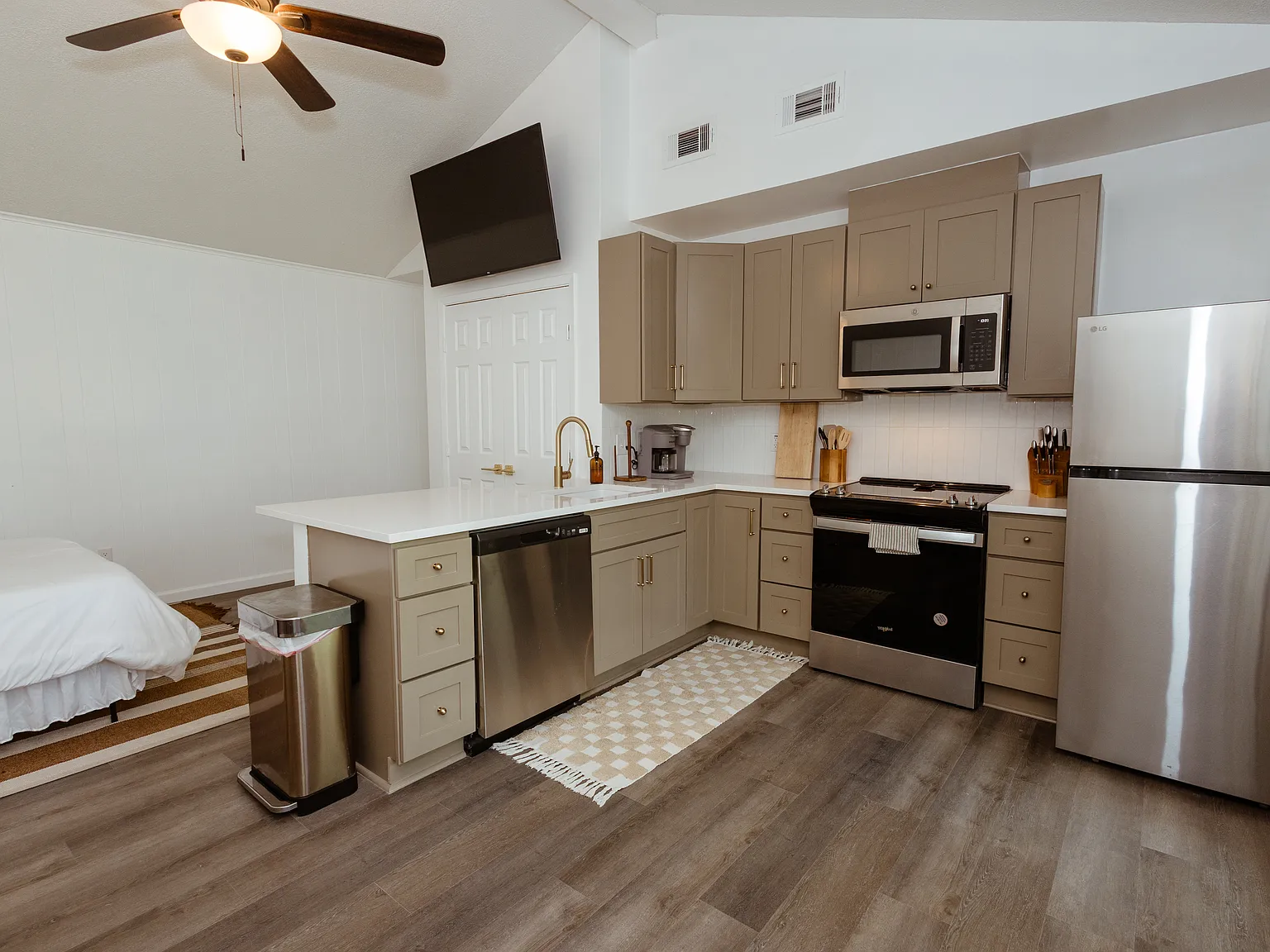 Studio, 700 sqft, $1,600 — Photo 1