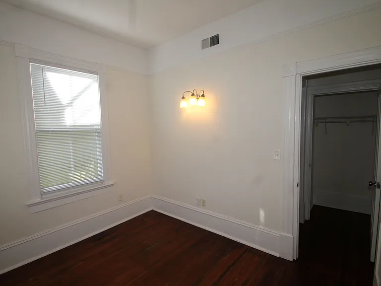 122 W Waldburg St #2 — Photo 7