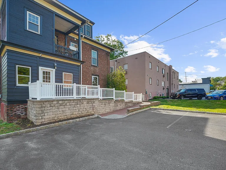 724 Main St #3 — Photo 12