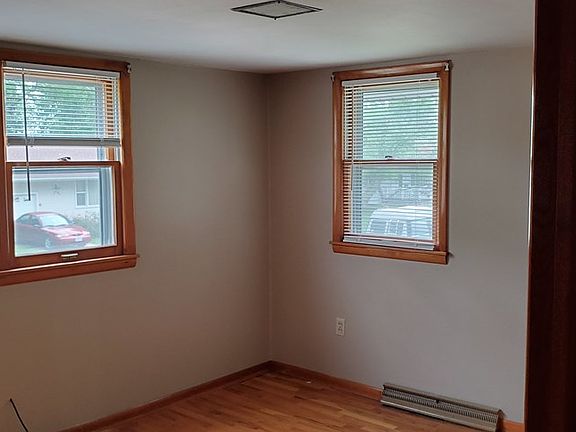 5th image of 305 Hillcrest Dr