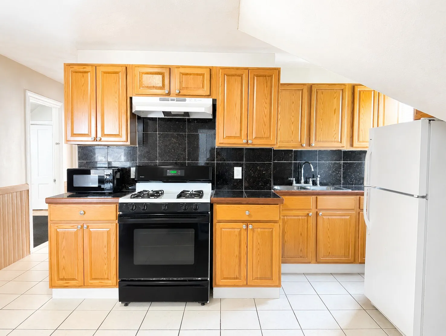 3 bed, 1200 sqft, $1,950 — Photo 2