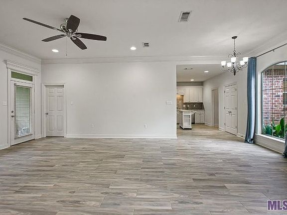 4th image of 10208 Springtree Ave