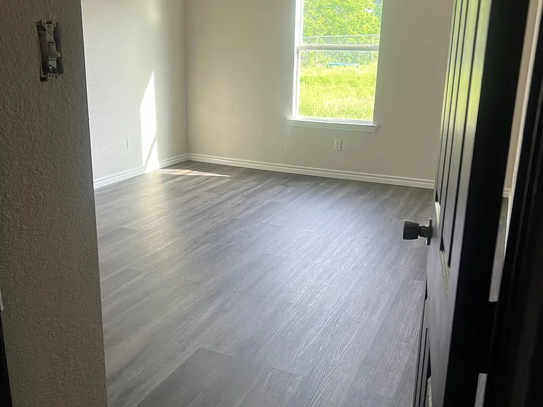 2307 Lago Trl — Photo 5