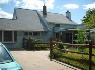 44 Neptune Ln, Levittown, PA