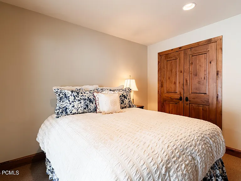 1525 Lakeside Cir — Photo 56