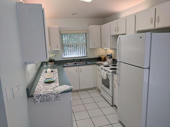 3rd image of 6 Regina Ln