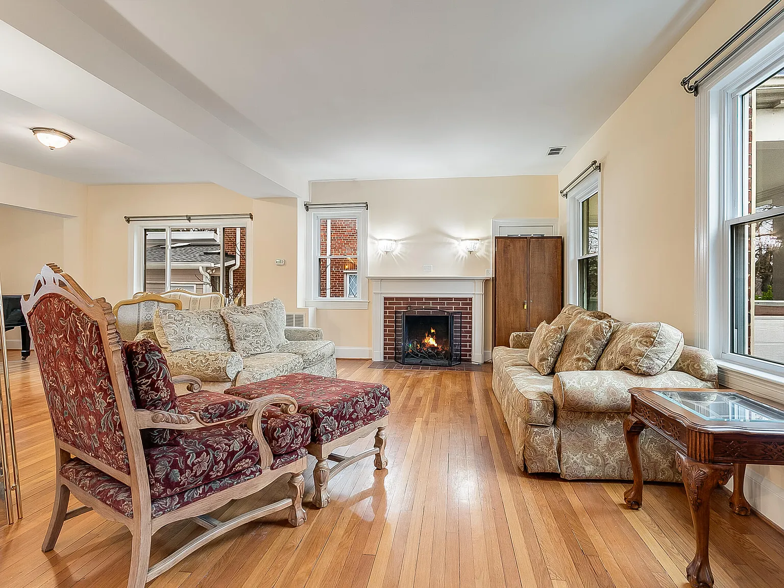 4 bed, 2.5 bath, 2262 sqft, $5,100 — Photo 4