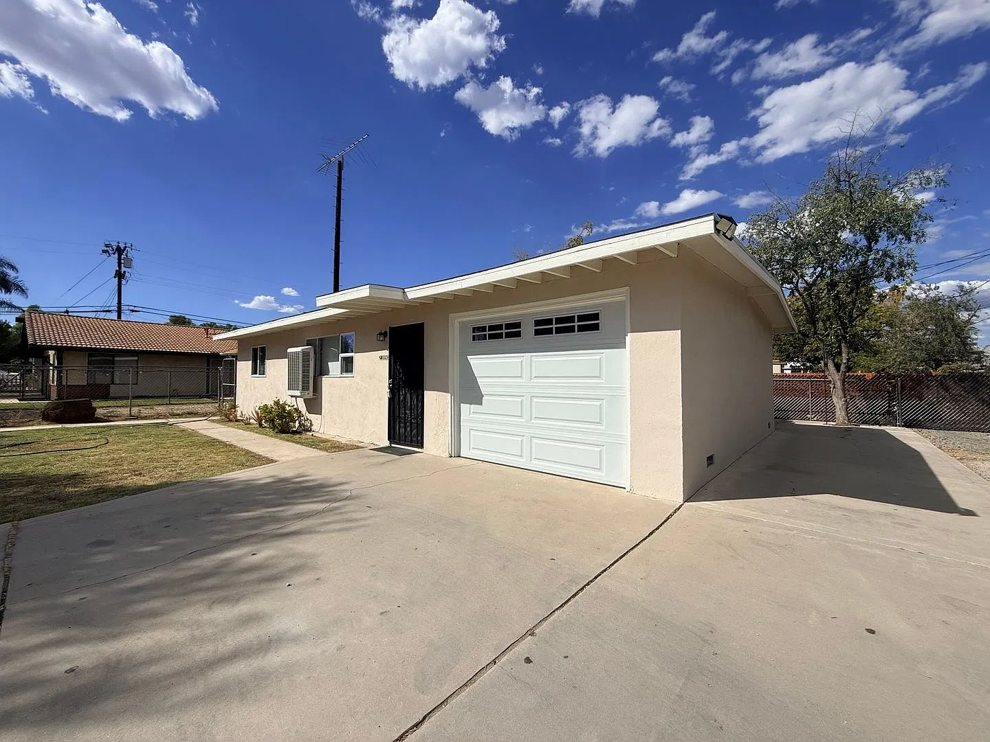 Beautifully renovated 2 bedroom home is now available for rent! — Photo 2
