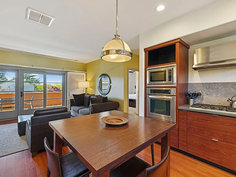 1279 Woodhaven Ln — Photo 3