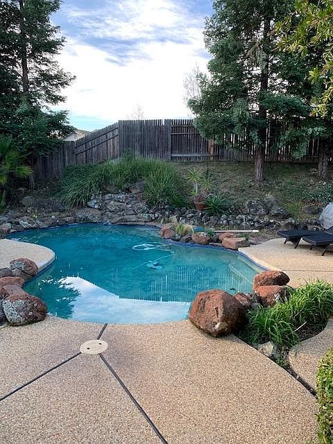 2nd image of 211 Singer Ln