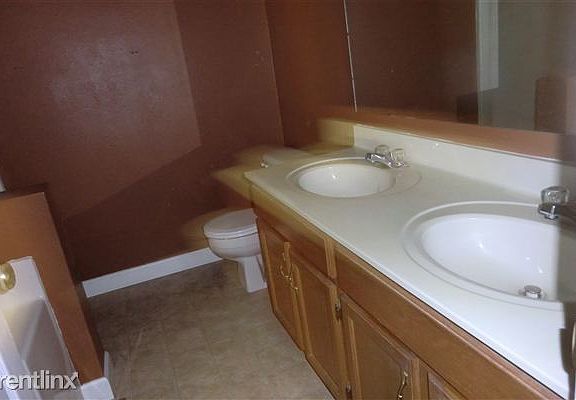 122 Forest Master Bathroom - Troy