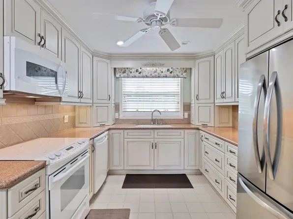 830 Lake Orchid Cir APT 207, Vero Beach, FL 32962