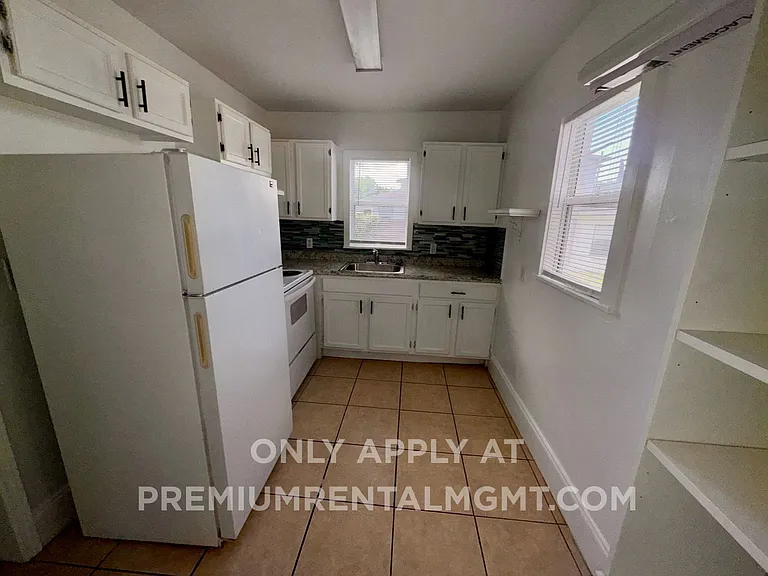 2330 S Fern Creek Ave — Photo 4