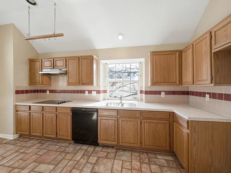 8218 Parkland Hills Dr — Photo 11