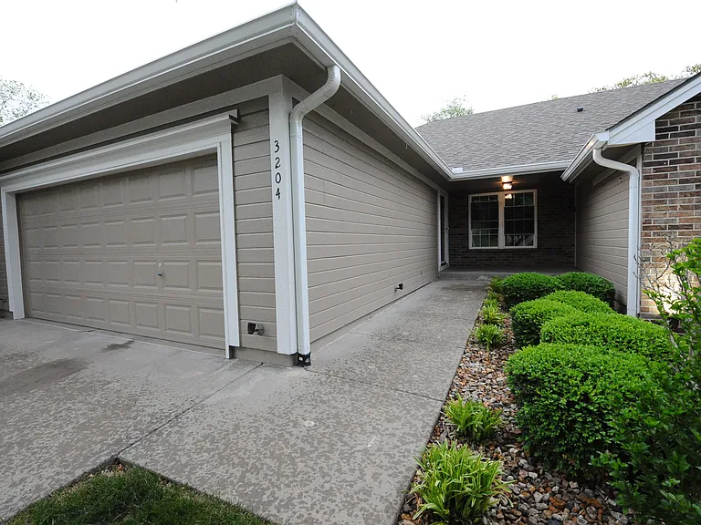 3204 NW 67th Ct — Photo 2