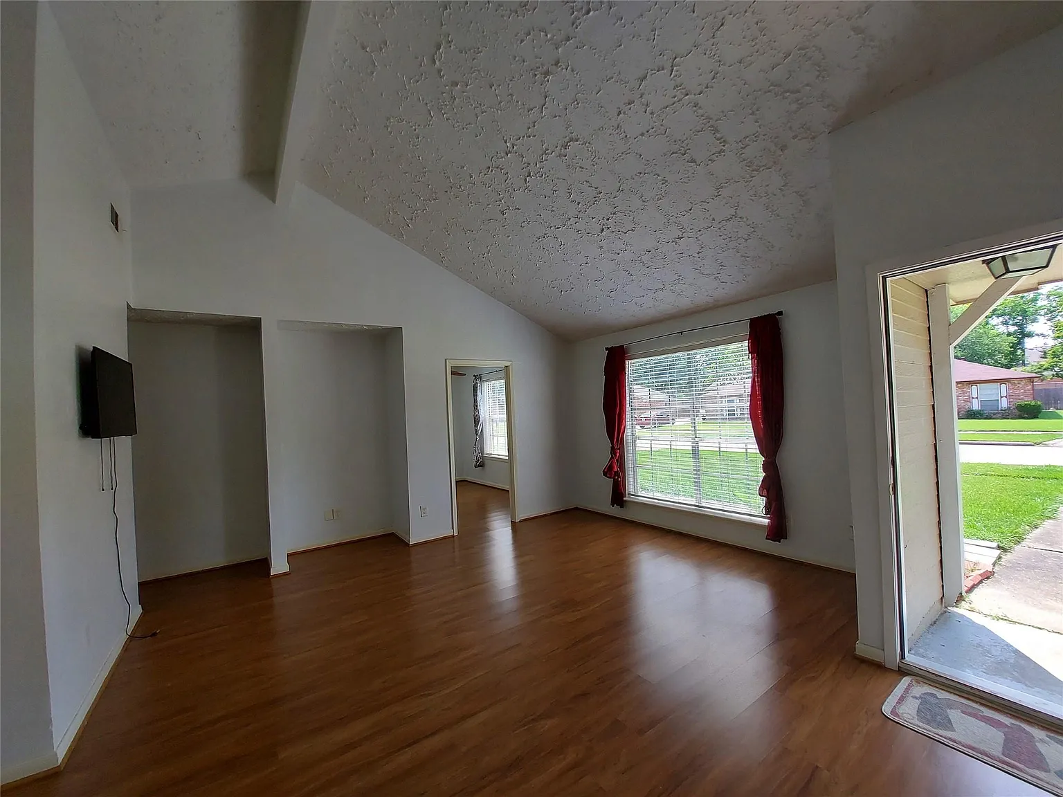 3 bed, 2.0 bath, 1080 sqft, $1,550 — Photo 4