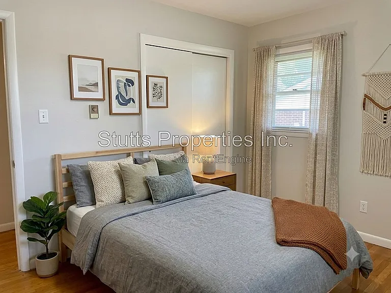 2402 Wellington St — Photo 11