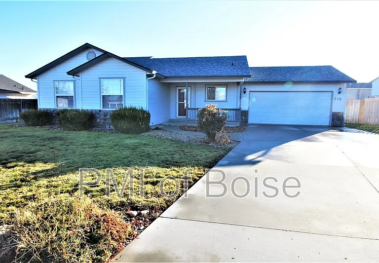 716 Kimberly Ct — Photo 2