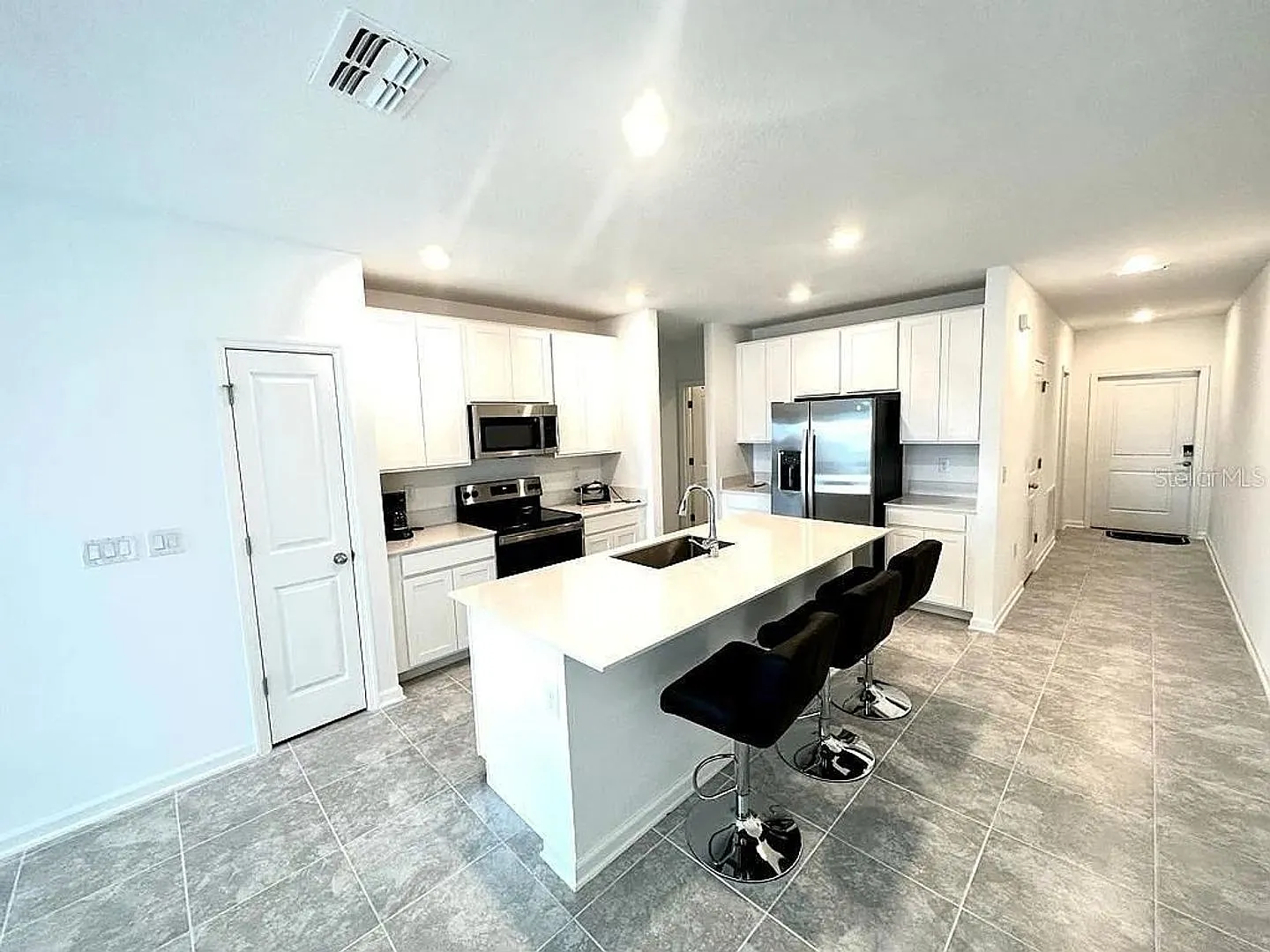 3 bed, 2.0 bath, 1461 sqft, $1,900 — Photo 4