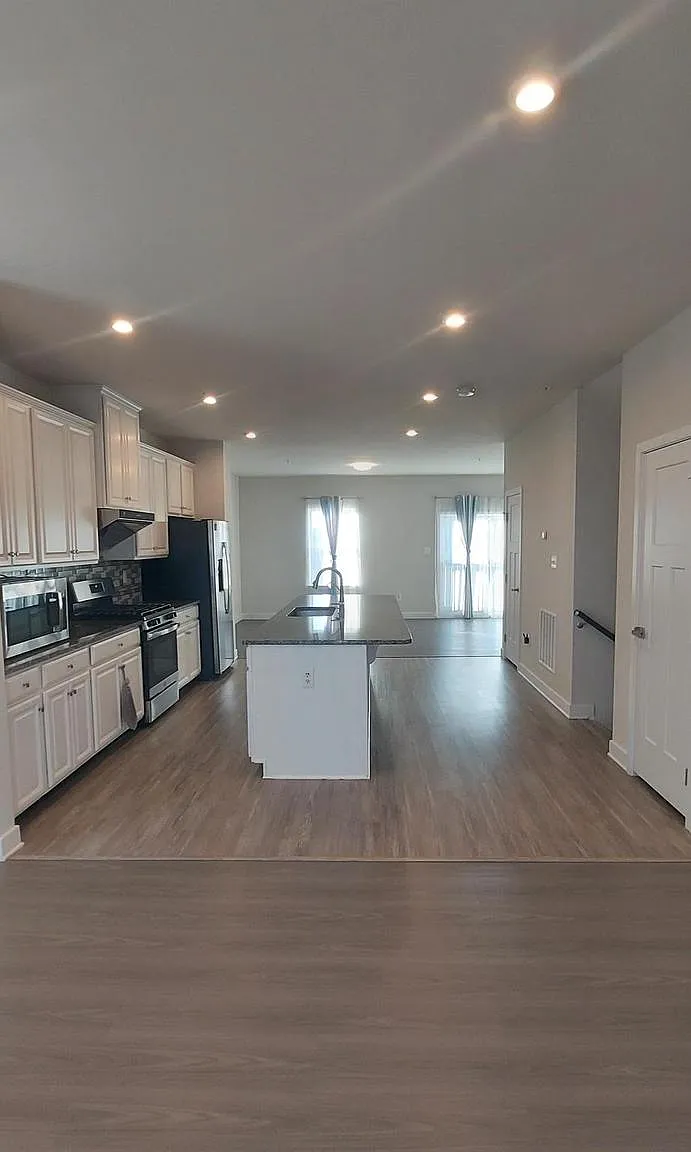 4 bed, 3.5 bath, 2412 sqft, $2,900 — Photo 3
