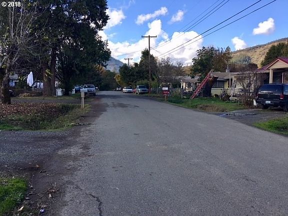 5th image of 880 NE Bond St