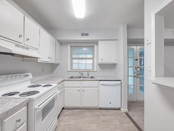 3rd image of 409 Savage Dr Unit C