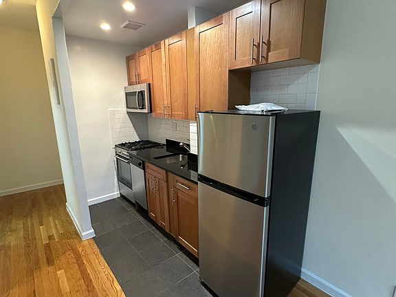 3rd image of 521 E 82nd St APT 2A