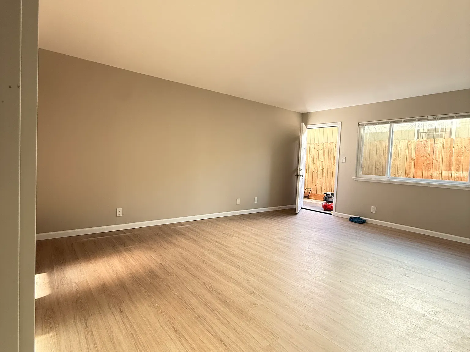 2 bed, 850 sqft, $2,300 — Photo 2