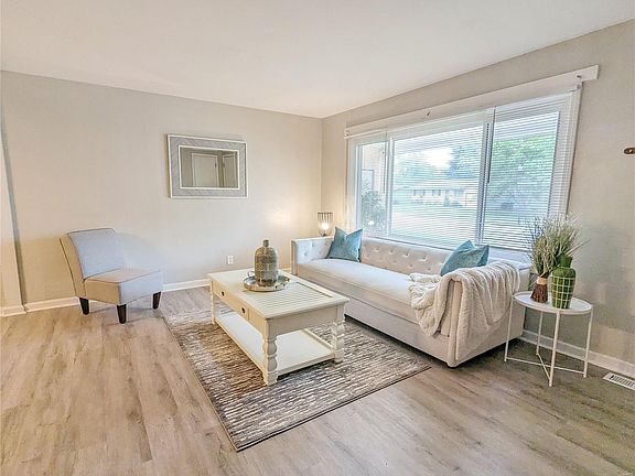 4th image of 54 Forestwood Dr