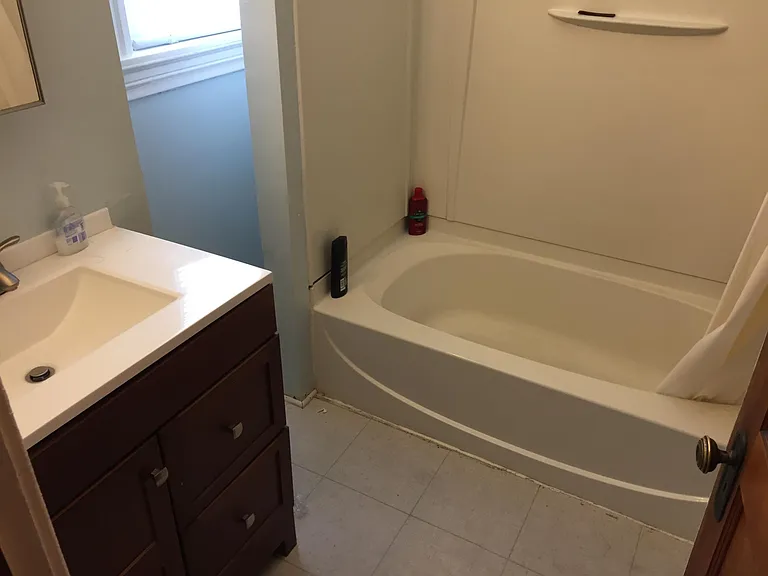Bathroom with tub/shower and vanity