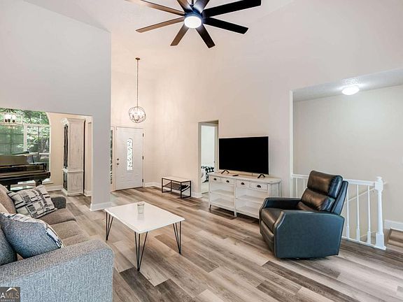 5th image of 2219 Harper Dr