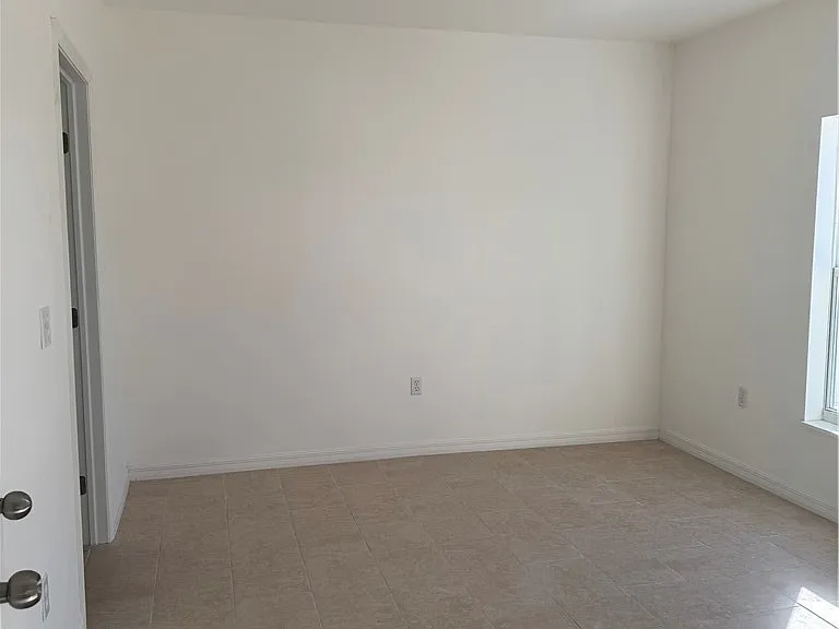 1408 Bittersweet St — Photo 10