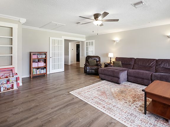 4th image of 3221 Oak Ln