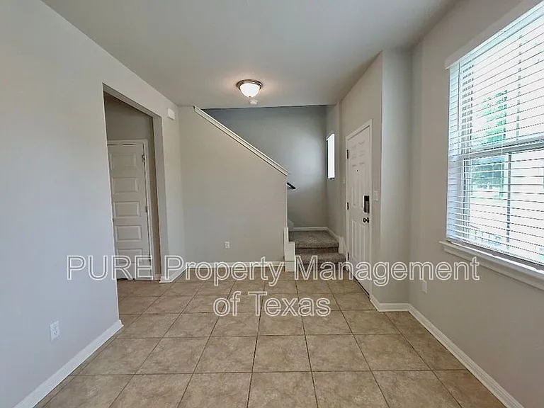 1721 Fountain Bridge Dr — Photo 3
