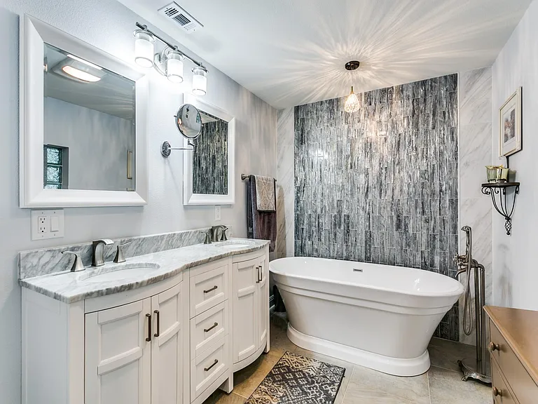 N Shorewood Dr — Photo 17