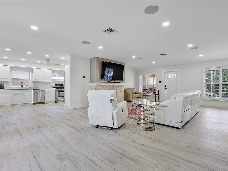 411 Poinciana Dr — Photo 7