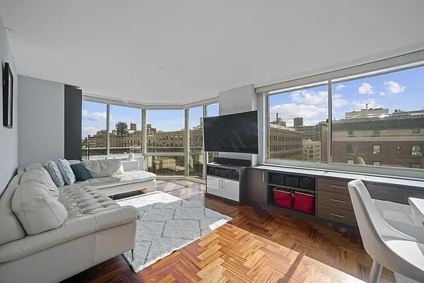Rented by Akam Sales and Brokerage | media 5
