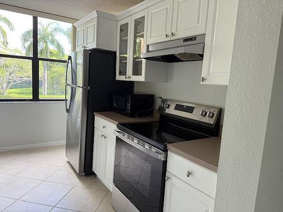 3rd image of 500 Egret Cir APT 8211