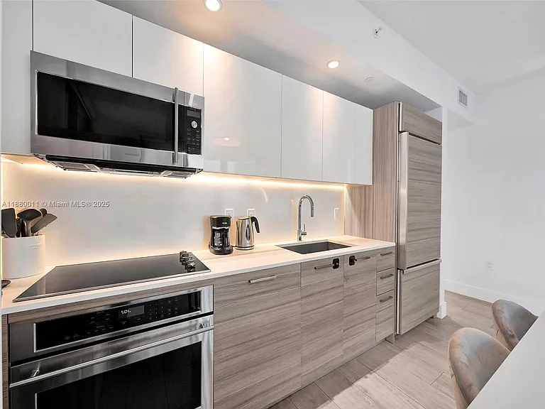 121 NE 34th St #1601 — Photo 7